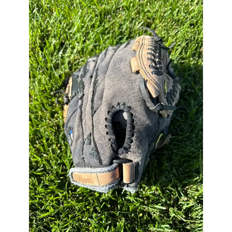 Wilson RH Pitcher's Baseball Glove 10.5" (Used)
