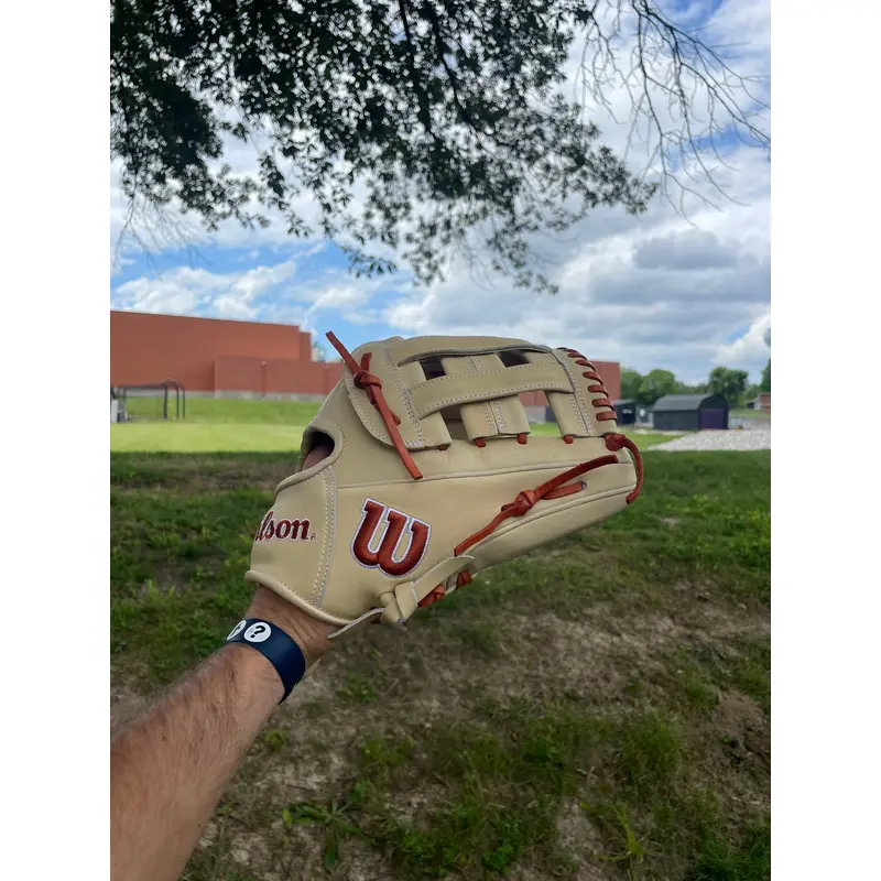 Wilson Right Hand Throw Infield A2000 Baseball Glove 11.5" (New)