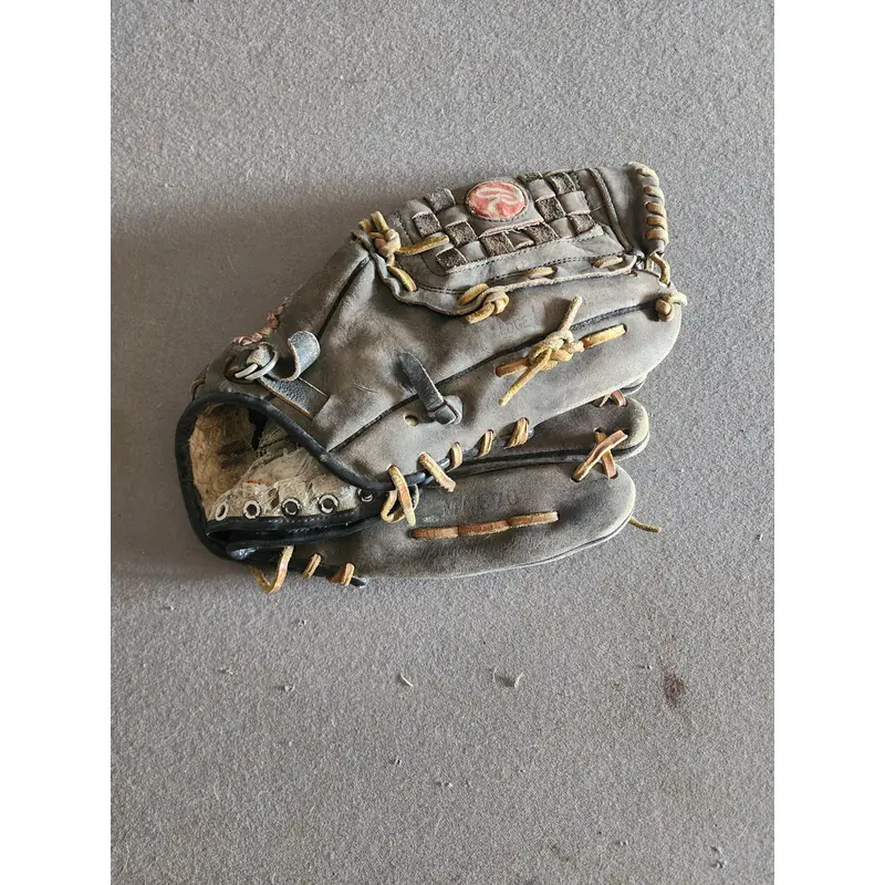 Rawlings Right Hand Throw Pitcher's Baseball Glove (Used)