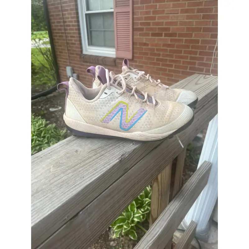 White Men's Size M 6.0 (W 7.0) Adult New Balance Low Top Compv3 Molded Cleats (Used)