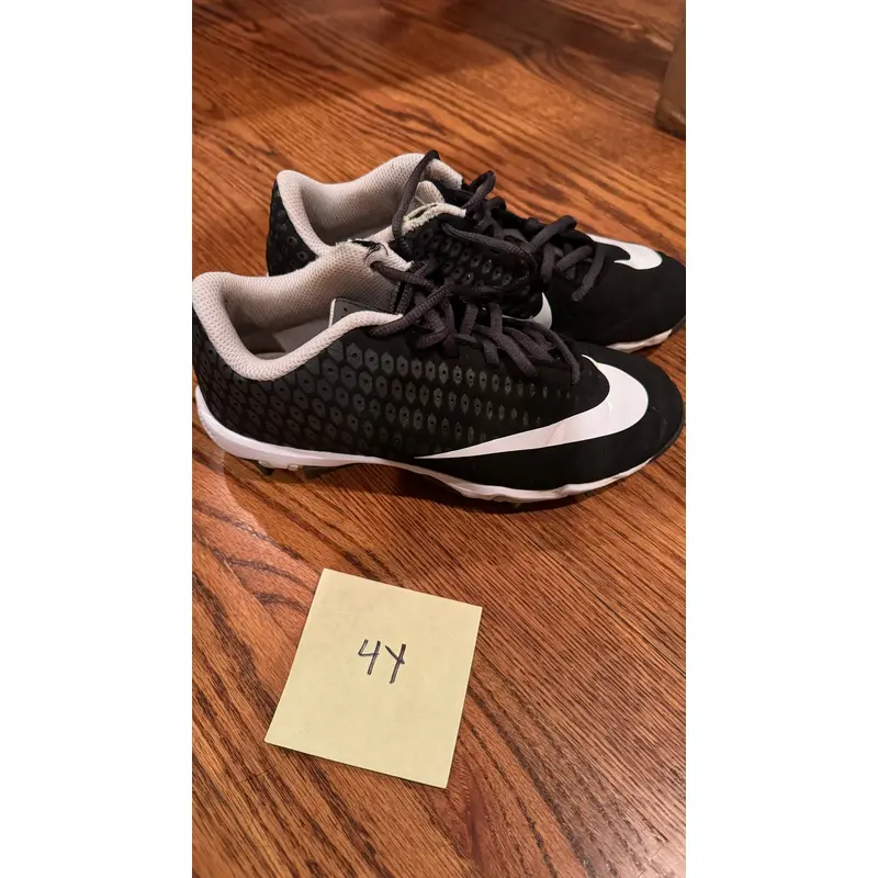 Nike size 4 YOUTH baseball cleats