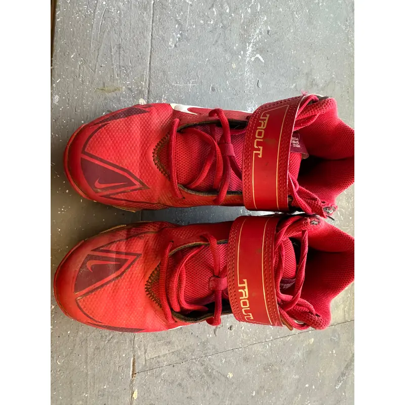 Red Kid's 6y Youth Nike Low Top Trout (Used)