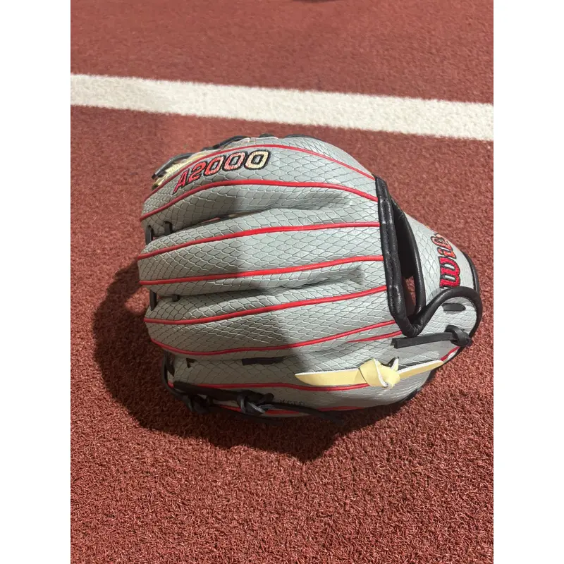 Wilson Right Hand Throw Infield A2000 Baseball Glove 11.25" (New)
