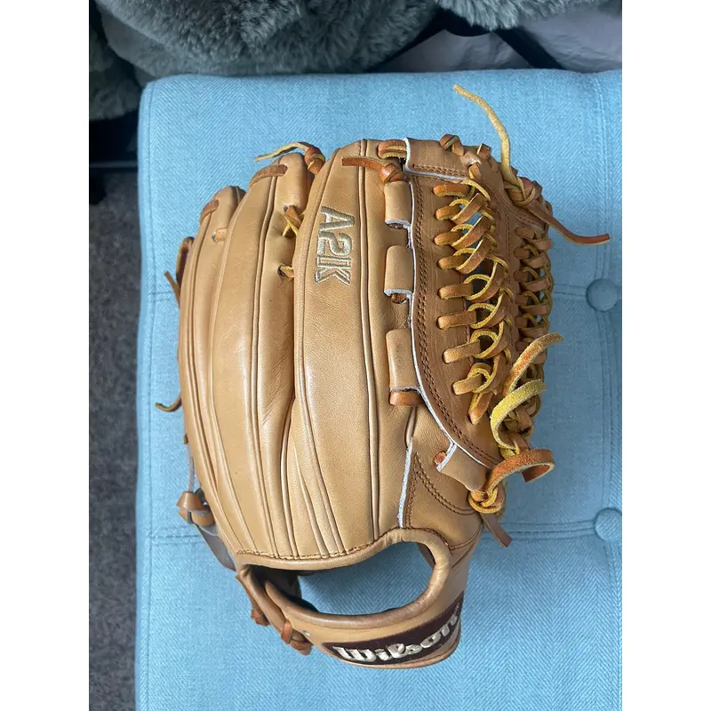 Wilson Right Hand Throw Pitcher's A2K Baseball Glove 10.75" (Used)