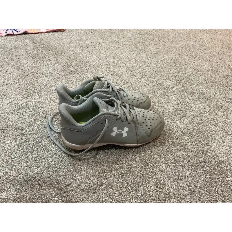 Gray Kids Size M 3.0 (W 4.0) Youth Under Armour Molded Cleats Cleats (Used)