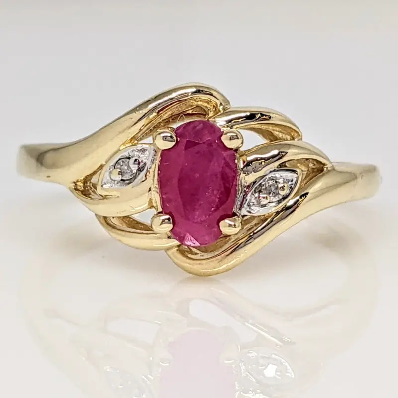 10K RUBY OVAL 4X6 WITH MELEE ESTATE RING 2.6 GRAMS