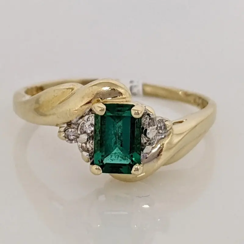 10K LAB-CREATED EMERALD CUT EMERALD 4X6 WITH (6) MELEE ESTATE RING 1.9 GRAMS