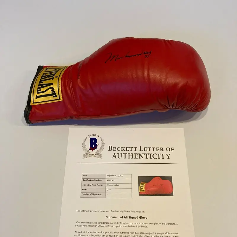 Muhammad Ali Signed Everlast Boxing Glove Beckett COA