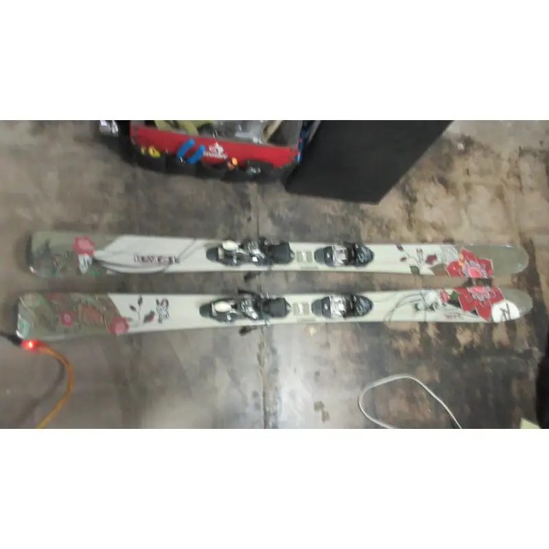 Used Rossignol S86 Womens 162cm Downhill skis with bindings