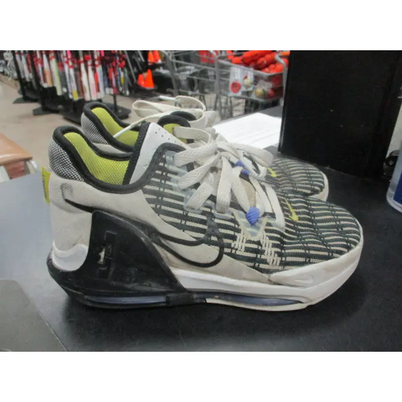 Used Nike Witness LJ Basketball Shoes Size 3.5